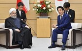 日本首相安倍晉三（右）與伊朗總統魯哈尼舉行會談。（圖源：共同社）