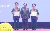 柬埔寨國防部長狄班大將（中）向吳春歷大將（右）、梁強大將頒授一等友誼勳章。（圖源：紅玻）
