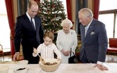 英國白金漢宮公佈王室“四世同堂”製作聖誕節布丁的照片。（圖源：Getty Images）