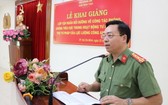 公安部培訓局副局長阮鄧六大校致開幕詞。（圖源：黎平）
