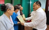 第十一郡人委會主席陳飛龍表彰取得出 色成績的個人及單位。