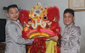 徐梓衡師傅(右)向麒麟捐贈一套醒獅。
