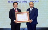 阮春福總理向EVN董事長楊光成頒授一等勞動勳章。（圖源：越通社）