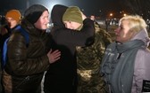 在基輔鮑里斯波爾國際機場，被釋放人員與家人團聚。（圖源：新華社）