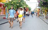 外籍遊客前來會安古埠遊覽觀光。（圖源：互聯網）