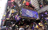 美國民眾及遊客聚集在曼哈頓時代廣場圍繞滾石餐廳觀看新年彩紙預演活動。（圖源：互聯網）