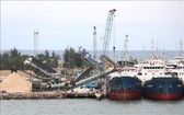 貨船停泊在越門港口碼頭裝貨。（圖源：越通社）