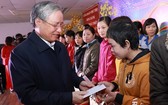 陳國旺同志向JNTC VINA 公司的家境貧困勞工贈送禮物。（圖源：海阮）