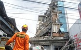 雅加達5層樓建築塌陷多人受困，現場滿目瘡痍。（圖源：互聯網）