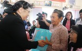 國會常務副主席從氏放（左）分別向兩位越南英雄母親陳氏妙及阮氏妹贈送春節禮物。（圖源：越通社）