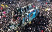 伊朗指揮官蘇萊曼尼於家鄉下葬，逾百萬民眾到場送別。（圖源：路透社）