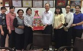 第五郡婦聯會向穗城會館理事長盧耀南贈送禮物。