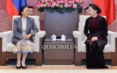 國會主席阮氏金銀（右）接見老撾國會主席巴妮‧雅陶都。（圖源：Quochoi.vn）