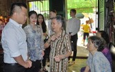 麒麟與自己的所在企業同仁經常前往慰問聚群居的老人家，感謝她們讓他萌生要保護華人文物的想法。
