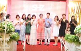 市華語商業中心老師們在聯歡聚會上舉杯合影。