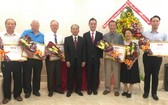 市越中友協給向來大力支持各項活動，並為越中友好關係添磚加瓦作出貢獻的各華人社團、個人贈送獎狀。