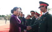 國會主席阮氏金銀（左）親往達樂省探望軍事指揮部幹部、戰士並祝賀新年。（圖源：互聯網）