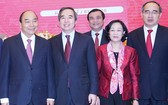 政府總理阮春福（左一）同各位黨和國家領導人出席會議時合照。（圖源：光孝）