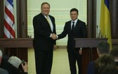 烏克蘭總統澤連斯基（右）與美國國務卿蓬佩奧在聯合新聞發佈會後握手。（圖源：互聯網）