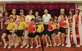 杭慰瑤先生的夫人(後排左五)與校長、 老師及文藝組合影。