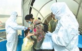 東航工作人員在值機櫃檯前逐個測量旅客體溫，並在登機口為每位旅客進行免洗洗手液消毒，發放了口罩等防護用品。