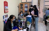 就讀市人文社科大學越南學系的韓國留學生在辦理入學報到手續。