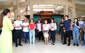 市幹部學院的政治中級班到茶榮省的胡志明主席紀念祠晉謁。