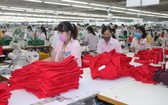 平福省北同富工業區西貢Yakjin公司的生產車間工人均須佩戴口罩。（圖源：裴傑）