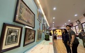 華人青年觀看懷舊物品展。