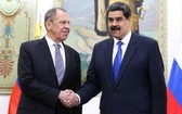 2月7日，在委內瑞拉首都加拉加斯，俄羅斯外長拉夫羅夫（左）與委總統馬杜羅會晤。（圖源：新華社）