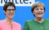德國總理默克爾（右）與克蘭普-卡倫鮑爾（左）。（圖源：互聯網）