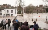 英國坎布里亞郡的街道被淹。（圖源：互聯網）