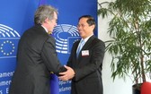 外交部常務副部長裴清山（右）與歐洲議會(EP)議長戴維‧薩索利舉行重要會晤。（圖源：外交部）
