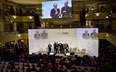 慕尼黑安全會議主席（台上左一）發表閉幕講話。（圖源：新華社）