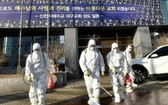 韓國衛生防疫部門在大邱新天地教會教堂及周邊地區進行消毒工作。（圖源：Getty Images）