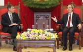 中央經濟部長阮文平（右）接見美國財政部長副助理羅伯特‧卡普羅特。（圖源：越通社）