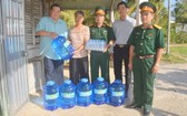 滀臻省軍事指揮部年輕幹部和戰士力量直接將飲用水送到每個民戶。（圖源：春景）
