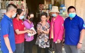 第五郡第八坊紅十字會上門向華人同胞宣傳 新冠狀病毒防範工作。