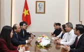 政府總理阮春福（左二）接見越南天虹紡織集團總經理。（圖源：越通社）