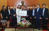 “TH True Milk”集團代表人（左四）象徵性向越南祖國陣線中央委員會贈送100萬杯奶。（圖源：M.C）