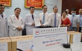 越南中國商會胡志明市分會向院方贊助1億元用於疫情治療工作。
