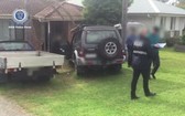 澳洲警方對涉嫌恐怖分子的私宅進行突擊搜查。（圖源：NSW Police Force視頻截圖）