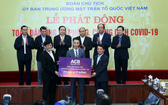 ACB代表人象徵性向越南祖國陣線中央委員會捐贈100億元，以購買醫療物資及設備。（圖源：TNO）
