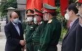阮春福總理出席會議前與國防部領導握手。（圖源：黃陲）