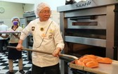 國際烘焙師高肇力製做營養麵包送給醫護人員。