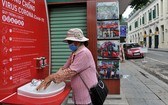 一名女士在李太祖塑像區域附近的洗手站洗手。