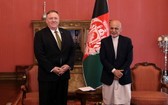 美國塔利班和約：美國國務卿蓬佩奧（左）3月23日與阿富汗總統加尼會面，美國正進行斡旋工作，推進阿富汗和平進程。（圖源：路透社）