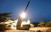 朝鮮3月30日證實29日試射了“超大型多管火箭炮”。圖為《勞動新聞》刊登發射照片。 （圖源：朝鮮《勞動新聞》官網截圖）