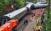 京廣線湖南省郴州境內，T179次（濟南至廣州）列車發生脫軌側翻事故現場。（圖源：AFP）