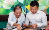 多次向“西堤華人文化陳列室”捐贈珍貴資料與實物的第六郡劉植仁先生（左）。